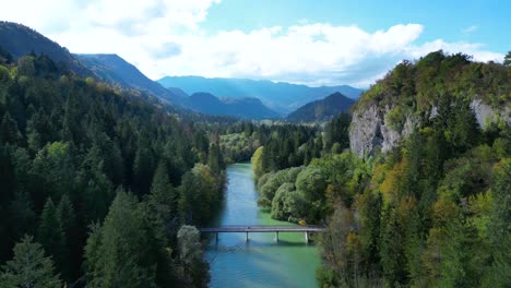 puente sobre el río soca en el hermoso paisaje del valle, eslovenia - antena