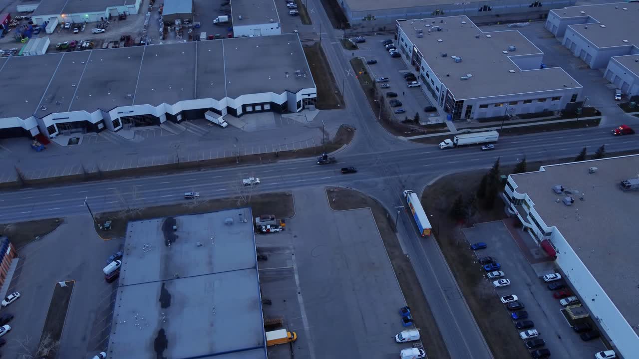 밤에는 창고로 둘러싸인 바쁜 교차로