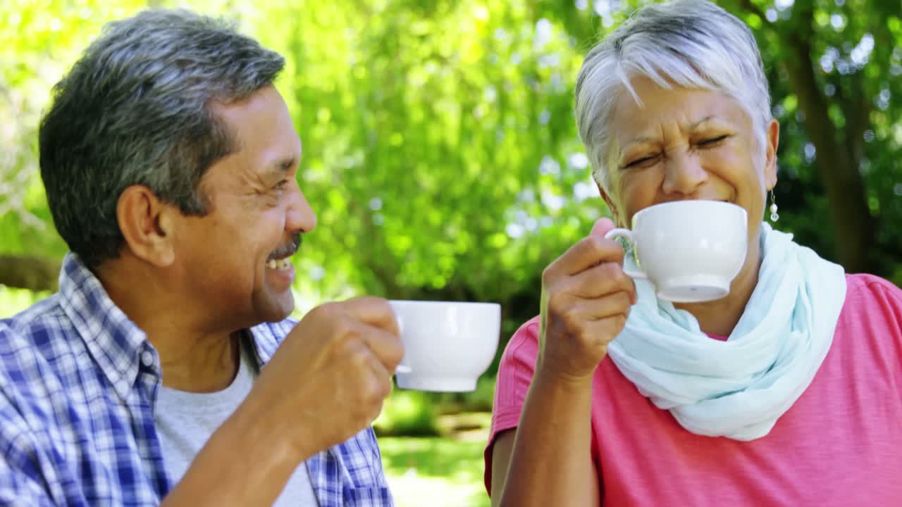 차를 마시는 고령 커플