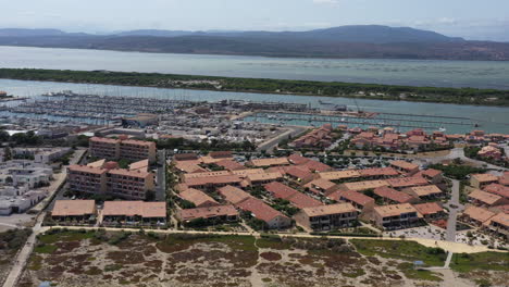 el complejo marítimo de port leucate, francia, es un día soleado en la costa mediterránea.