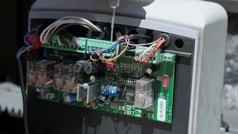 conectando el mecanismo de puerta de garaje automático con el controlador remoto. instalación de motor de puerta automática y trabajo para el sistema de seguridad de puerta de control en el hogar