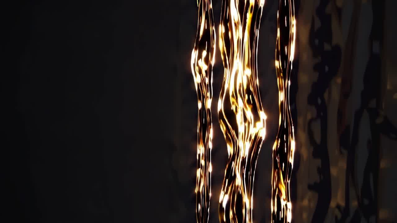 Video ravvicinato di filamenti di luce astratti su uno sfondo scuro, ripreso di lato.