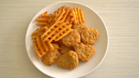 nuggets de pollo frito con patatas fritas