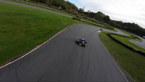 carrera de gokarts filmada con drone fpv