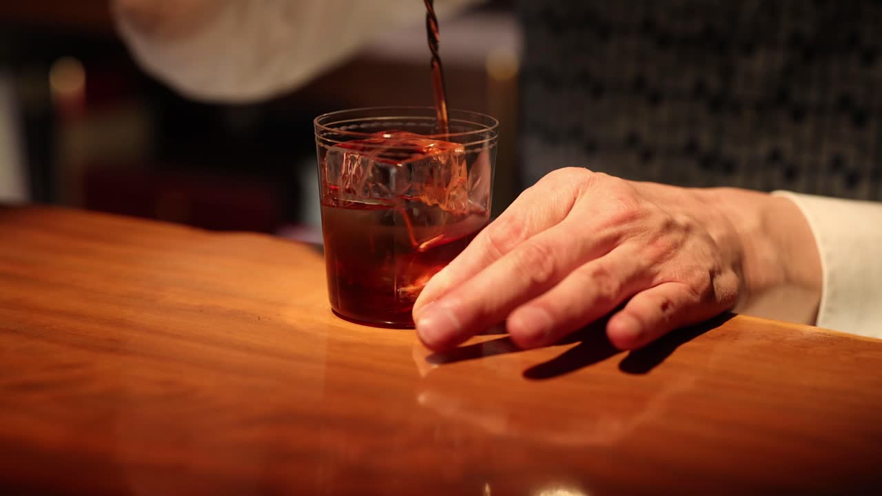 술집 직원이 음료를 는 장면