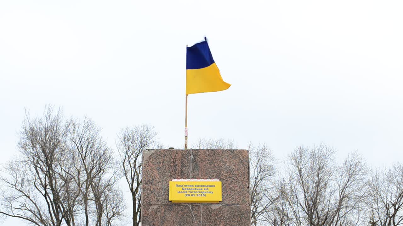 Bandiera ucraina. Il monumento a Lenin demolito a Berdyansk (regione di Zaporizhzhia), Ucraina