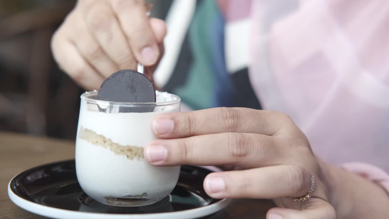 티라미수 디저트 를 먹고 있다