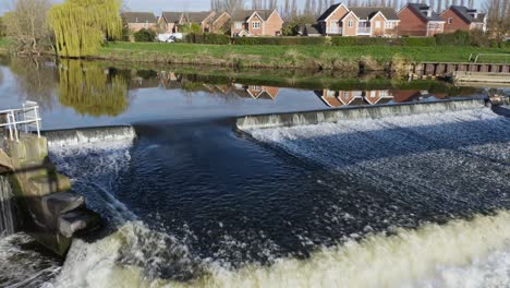 Castleford-Weir-on-the-river-Aire-Yorkshire-UK,-on-a-bright-sunny-day