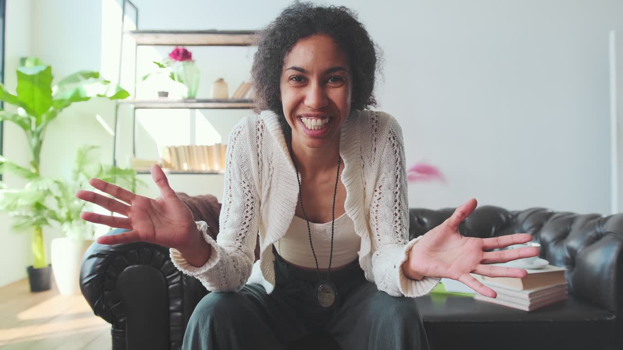 joven afroamericana positiva agita la mano y dice hola comenzando la llamada de video