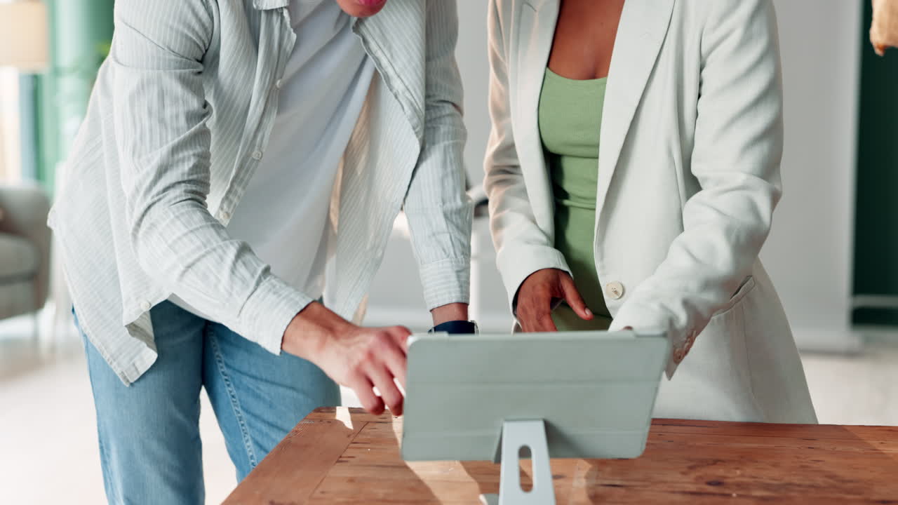 personas de negocios que usan una tableta