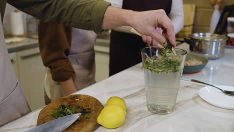 man cutting ingredients to make limonade