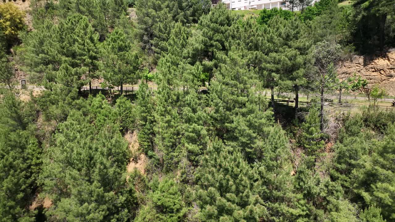 c4k 30fps에서 mavic 3로 기록된 cerezal 전형적인 las hurdes extremeña 마을