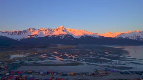 Montañas-De-Seward-Alaska-Al-Atardecer.-Dron-4k