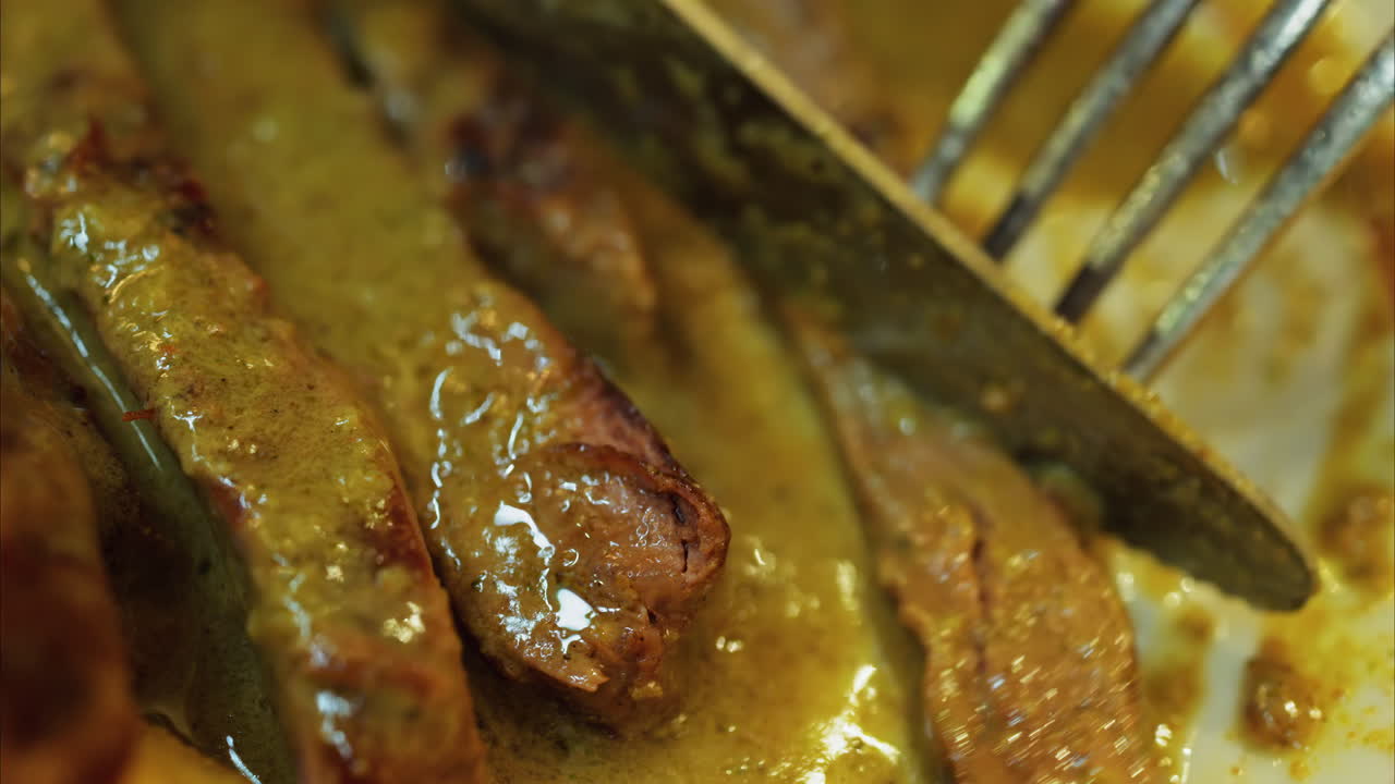 Primo piano di un piatto di patatine fritte con carne e salsa verde
