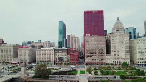 Descubriendo-Horizontes-Panorámicos-De-Chicago,-Antena-Cinematográfica-En-El-Centro-De-La-Ciudad