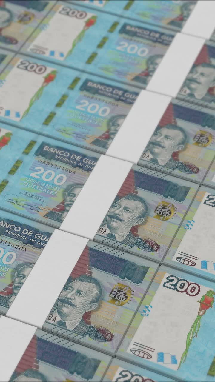 200 GUATEMALA KETZALI banknotlarının para basma makinesinde basıldığı dikey video.