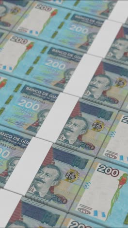 vídeo vertical de 200 billetes de quetzal guatemalteco impresos por una prensa de dinero