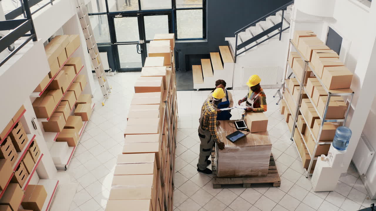 trabajadores del almacén inspeccionando el inventario