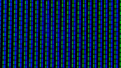 píxeles de trabajo en la pantalla color tv, con una reproducción de video de cerca. azul, verde y rojo píxeles parpadean contra un fondo negro. macro