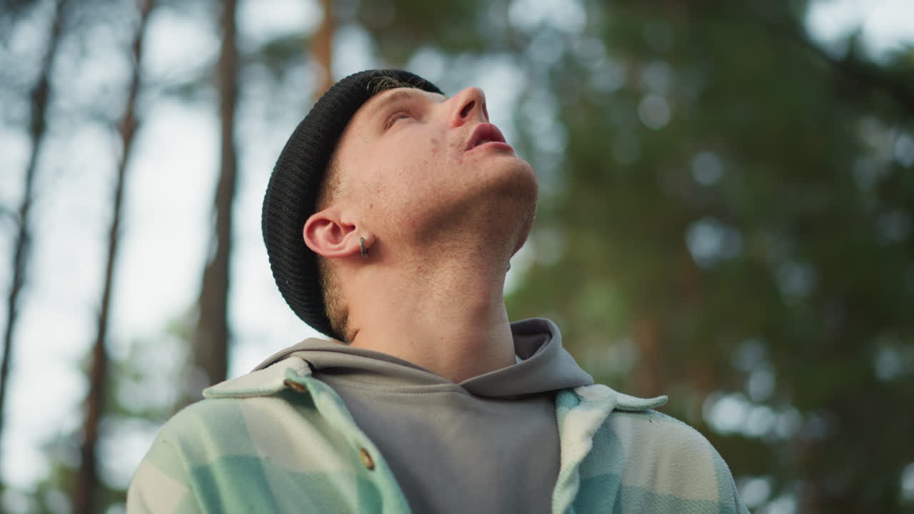 Attività mattutine nella natura, avventure all'alba in un paesaggio forestale, mattinata all'aperto con escursionisti e appassionati di birdwatching, alba nella natura mentre gli appassionati si godono insieme attività tranquille