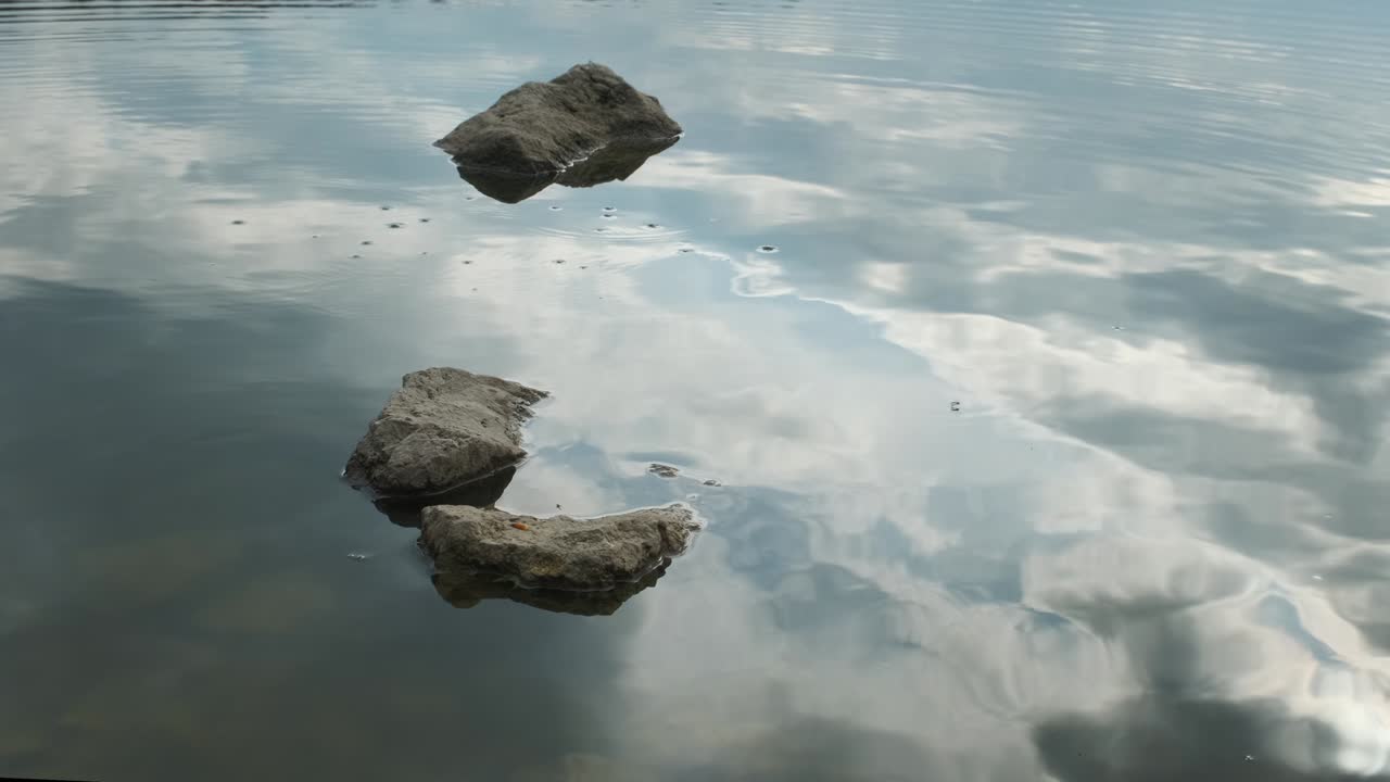 물 속에 구름이 가득한 하늘의 반사와 함께 강이나 호수의 풍경, 저녁이나 아침에 평온한 물의 물결 표면