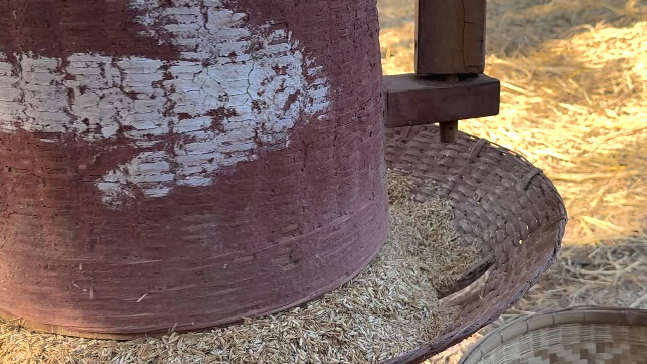 태국 시골에서 수동으로 을 는 과정