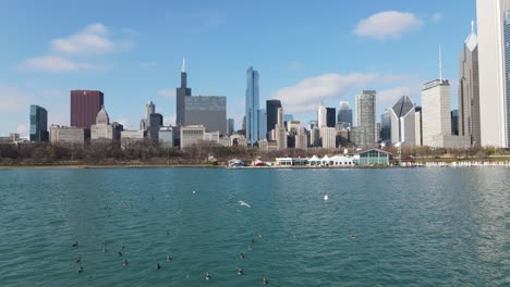 Antena-De-Bajo-Nivel-Del-Lago-Michigan-De-Chicago-Con-Fondo-De-Grant-Park