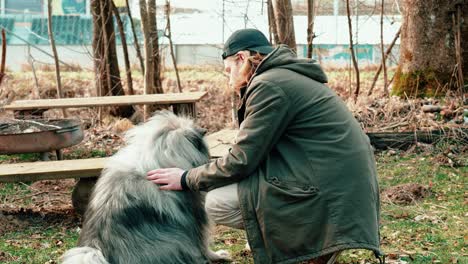 dos amigos disfrutando del tiempo juntos en un pequeño bosque