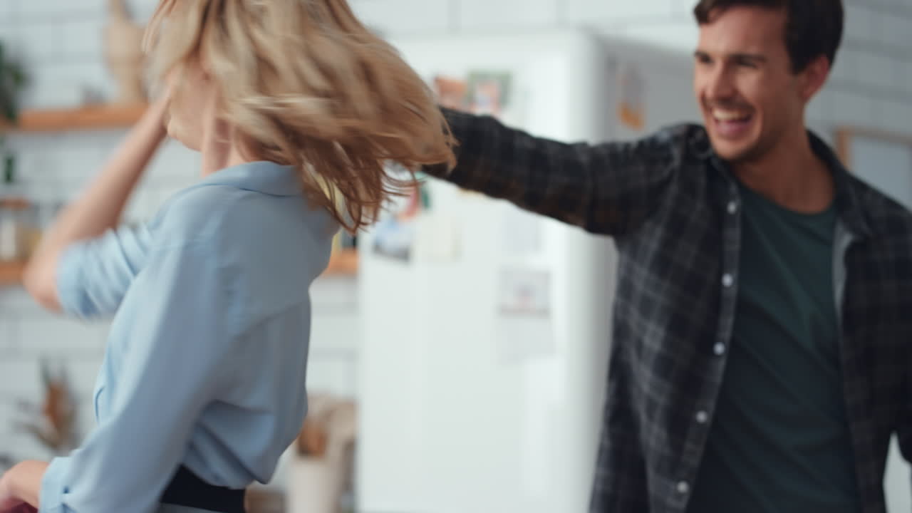 춤, 에너지, 그리고 행복한 커플의 사랑