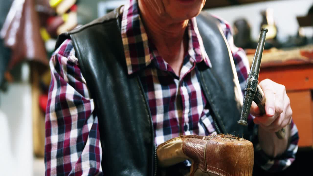 zapatero golpeando un zapato