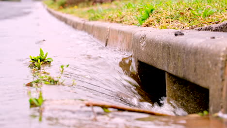 El-Torrente-De-Escorrentía-De-Agua-De-Lluvia-Corre-Por-La-Canaleta-De-Concreto-Hacia-El-Drenaje-De-La-Carretera-De-Aguas-Pluviales