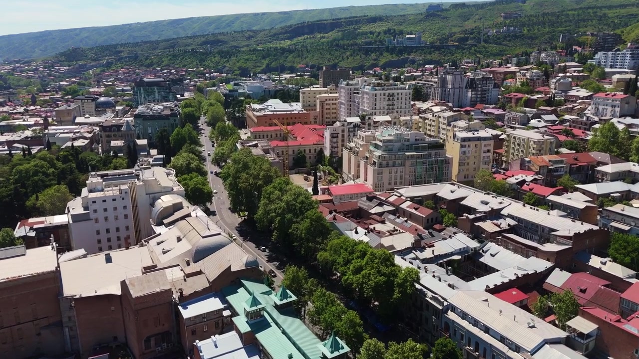 Voo Aéreo com Aproximação em Arquitetura de Paisagem Urbana Histórica e Moderna de Tbilisi, Geórgia.