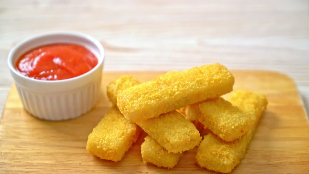 palitos de pescado fritos crujientes con ketchup