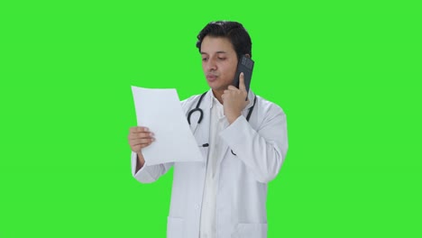 Triste-Médico-Indio-Explicando-El-Informe-Médico-En-La-Pantalla-Verde-De-Llamada