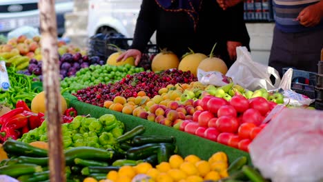 Die-Leute-Kaufen-Gemüse-Auf-Dem-Marktplatz