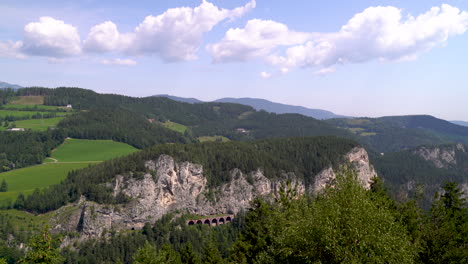 Vista-Aérea-Panorámica-De-Los-Acantilados-Rocosos-En-El-Increíble-Paisaje-Verde-De-Las-Montañas-Europeas