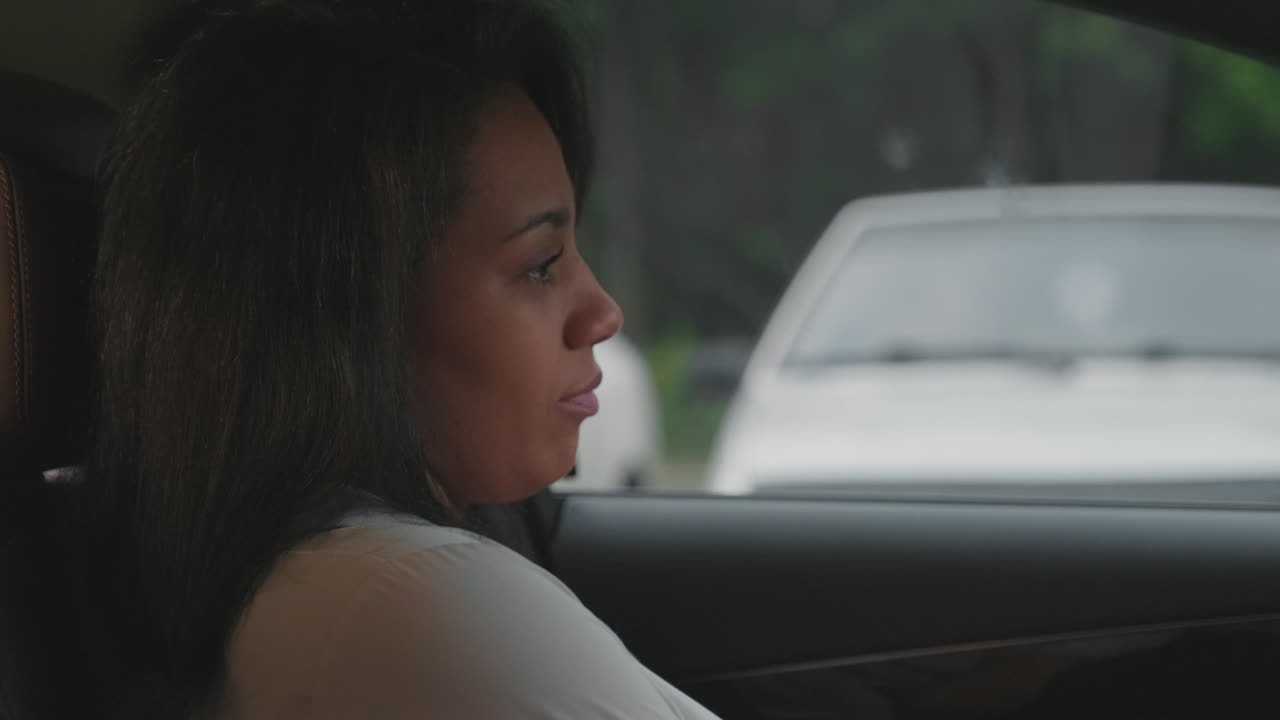 사업가 여성이 안전벨트를 고 있습니다.