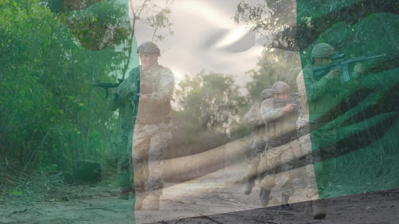 나이지리아 국기가 숲에서 고 있는 총을 들고 있는 다양한 군인들 위에 흔들리는 애니메이션