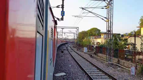 Personenzug-Wechselt-Die-Gleise-Und-Fährt-Am-Morgen-Langsam-Auf-Der-Strecke.-Das-Video-Wurde-Am-4.-August-2022-Am-Bahnhof-Neu-Delhi-Aufgenommen