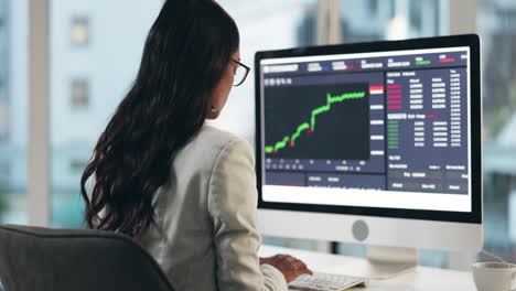 computadora, mercado de valores y mujer de negocios mecanografiando