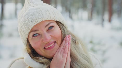 mujer en el bosque de invierno