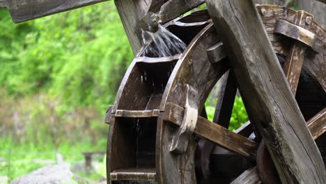 Traditional-Water-Wheel-Spinning-In-Namsan-Park,-traditional-Korean-water-wheel