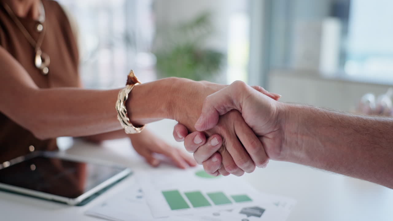 Professionisti che si stringono la mano durante una riunione d'ufficio