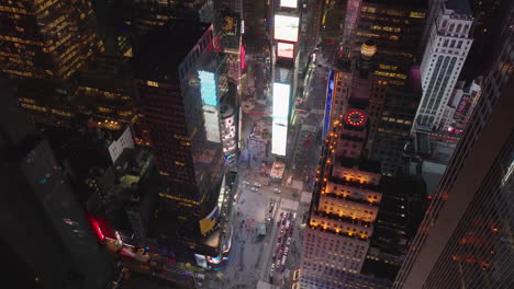 Hochwinkelaufnahmen-Vom-Times-Square-Bei-Nacht.-Leute,-Die-Atmosphäre-Genießen.-Große-Digitale-Displays-Mit-Werbung.-Manhattan,-New-York-City,-Vereinigte-Staaten