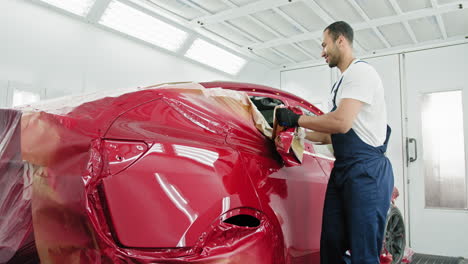 pintura y reparación de automóviles en una cabina de pintura