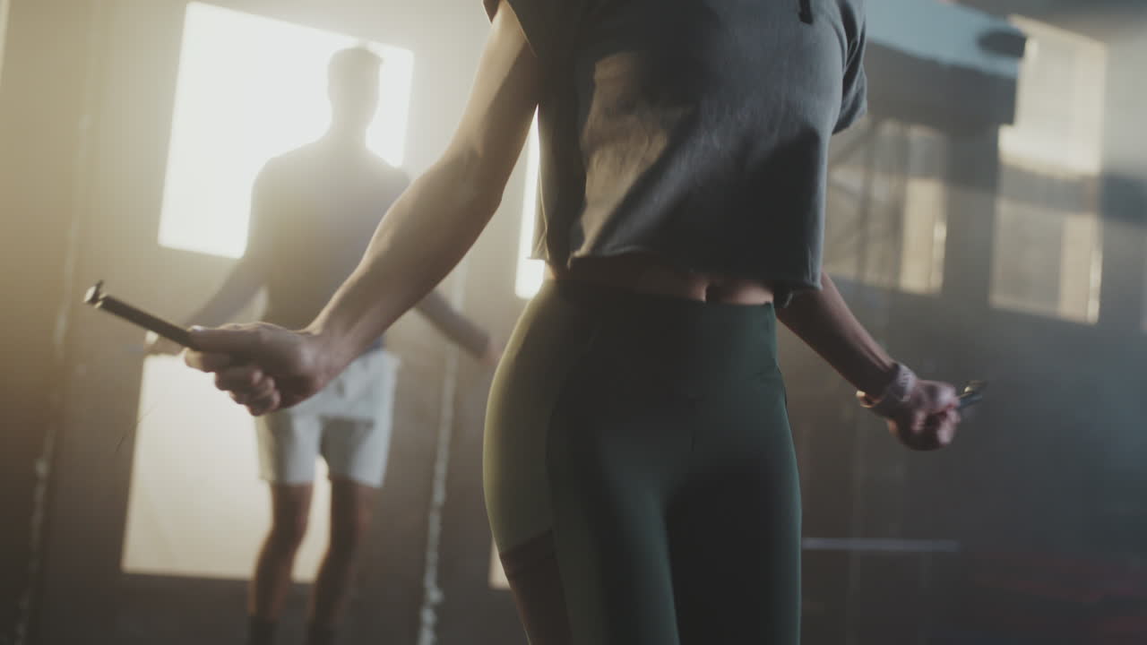 체육관 에서 로프 를 뛰어넘는 여자