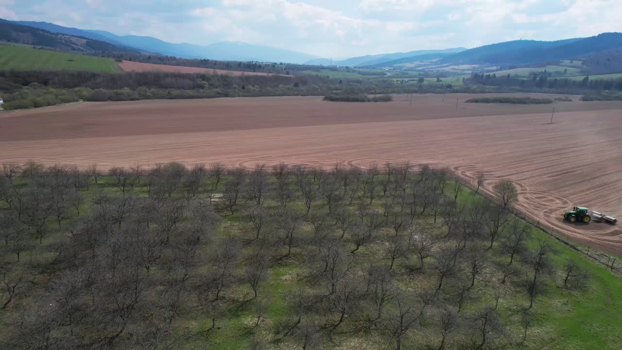 죽은 땅 농업의 드론 뷰는 농업의 미래에 대한 으스스하고 디스토피아적인 비전을 제시합니다.