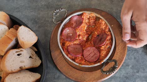 delicioso desayuno turco con huevos, salchichas y pan