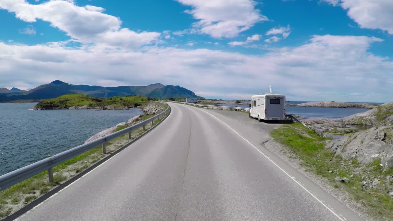 노르웨이의 도로에서 자동차를 운전하는 대서양 도로 또는 대서양 도로 (atlanterhavsveien) 는 (노르웨이의 세기의 건설) 라는 타이틀을 받았습니다.
