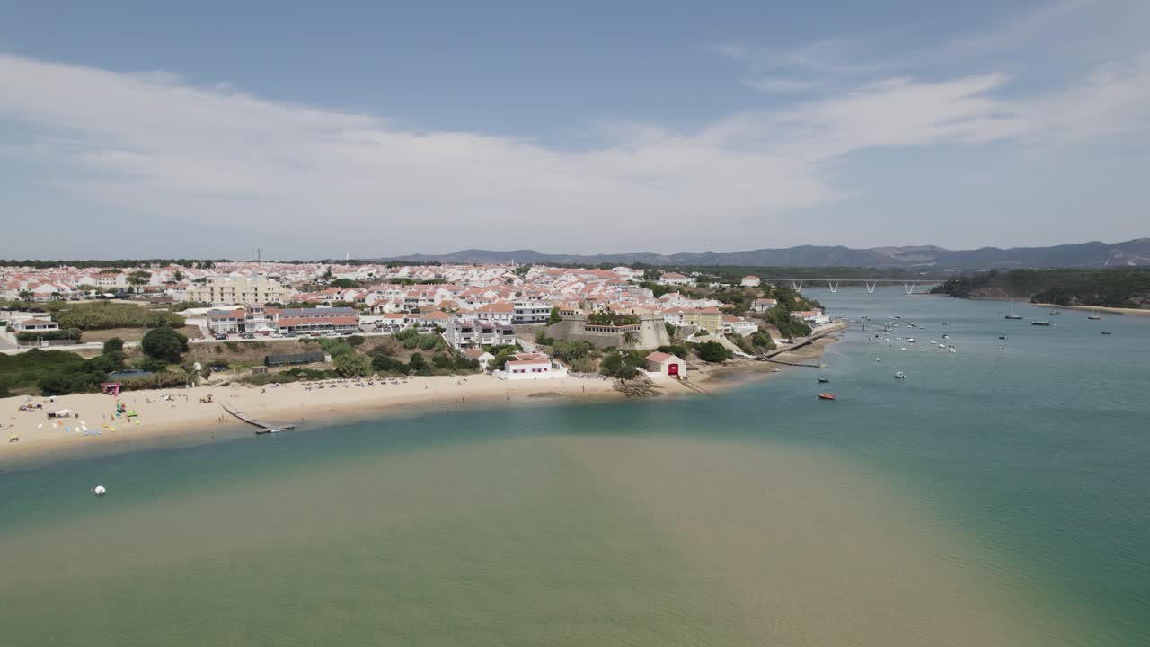 Vista aerea sul fiume Mira con vista sulla Praia da Franquia a Vila Nova de Milfontes, dolly circolare a sinistra.